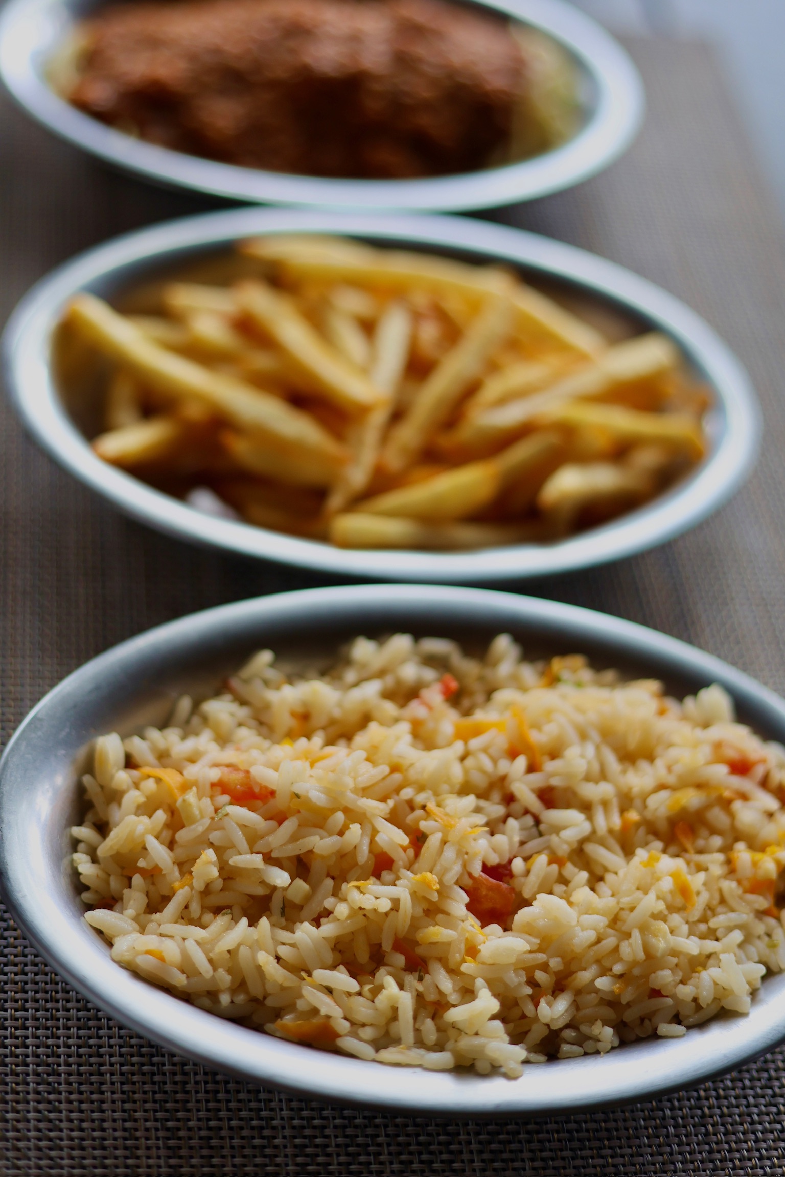 Acompanhamentos: arroz, fritas e molho
